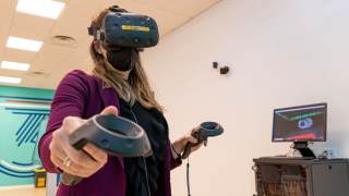 Ragazza con joystick e visore per realtà virtuale.