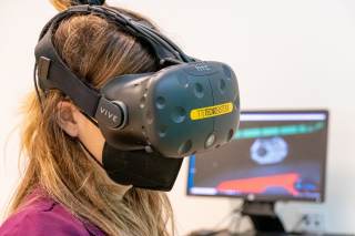 Ragazza che indossa un visore per la realtà virtuale.