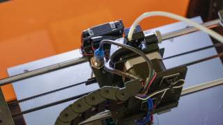 Attrezzatura meccanica ed elettronica usata nei laboratori.