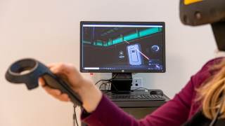 Schermo del computer per la realtà virtuale con joystick.